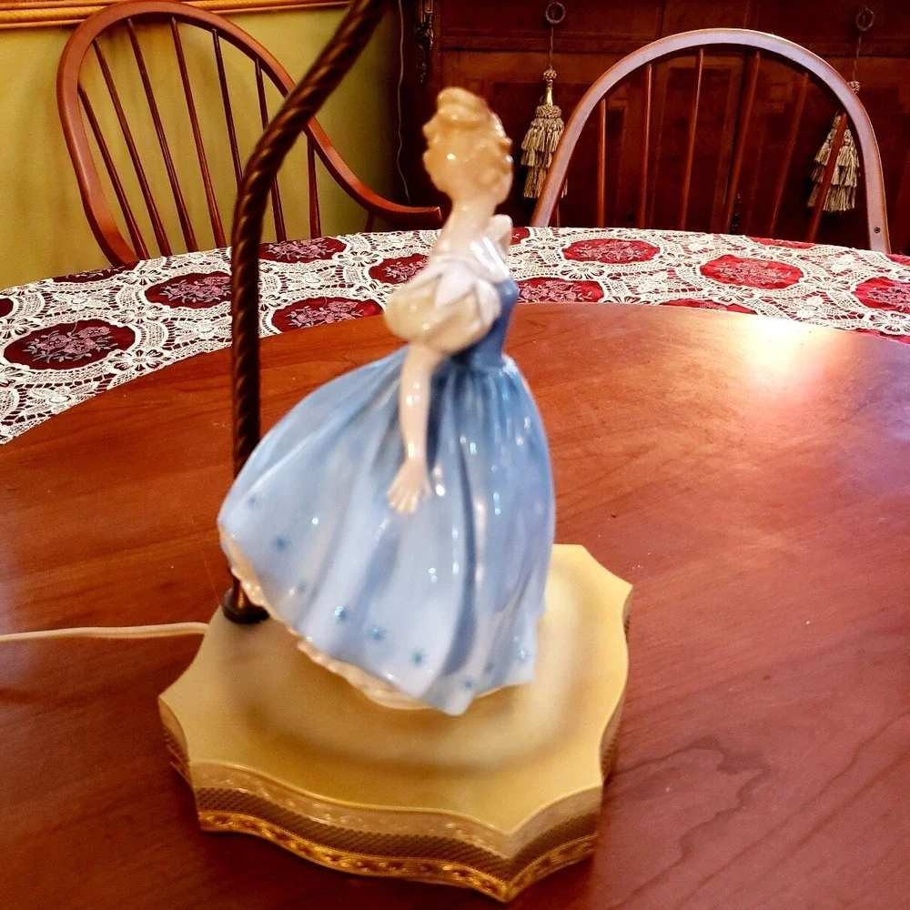 Beautiful Vintage Colonial Victorian Ceramic Lady Figural  Lamp Brass Metal Base